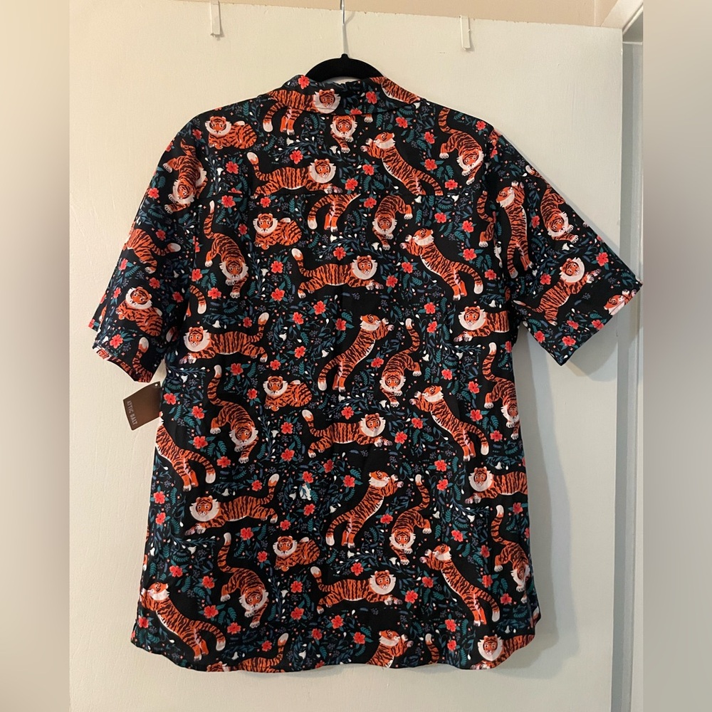 NWT Tiger Flower Field Collared Button Up Blouse by Eva Rose SZ XL - Picture 2 of 5